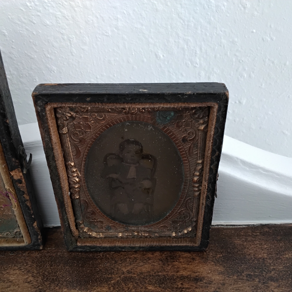 2 Antique Children's Tintype Photo In Brass Mat. Ambrotype Ephemera Leather Case - Picture 3 of 4